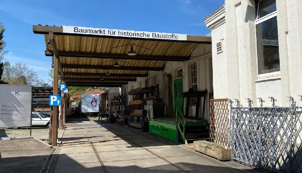 Der Baumarkt für historische Baustoffe befindet sich in einer denkmalgeschützten Fabrikanlage in Kirchheim unter Teck.
