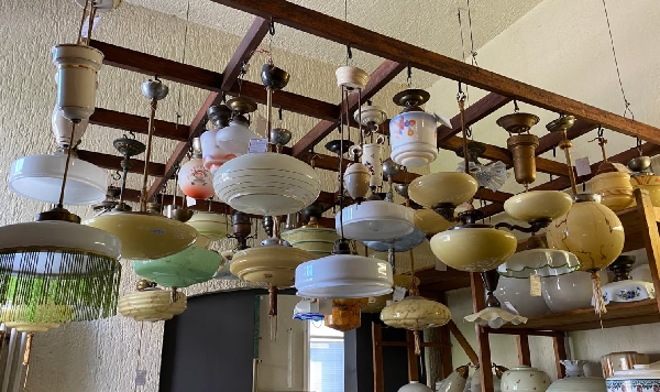 Auch unterschiedliche Lampen hängen im Baumarkt für historische Baustoffe.