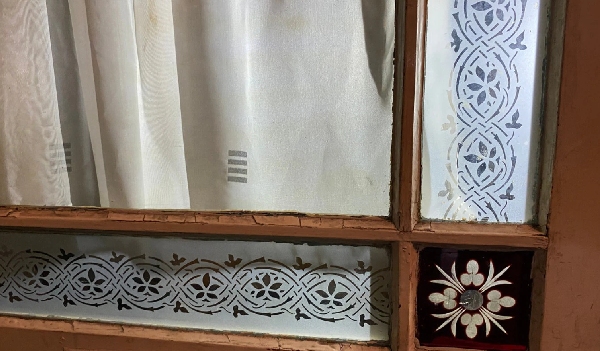 Diese Tür befindet sich in einem Haus aus dem 16. Jahrhundert. Wie es mit dem Haus weitergeht, steht noch nicht fest. Deswegen ist es auch unklar, ob David Bloos und sein Team irgendwann einmal die Tür mit dem Ornament-Glas ausbauen können.