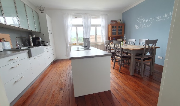 Erst in einem alten Haus aus- und dann vom Kunden bei sich eingebaut: Pitchpine-Boden in einem renovierten Haus.